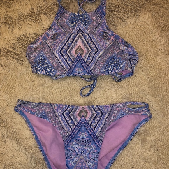 Bikini - Picture 1 of 3